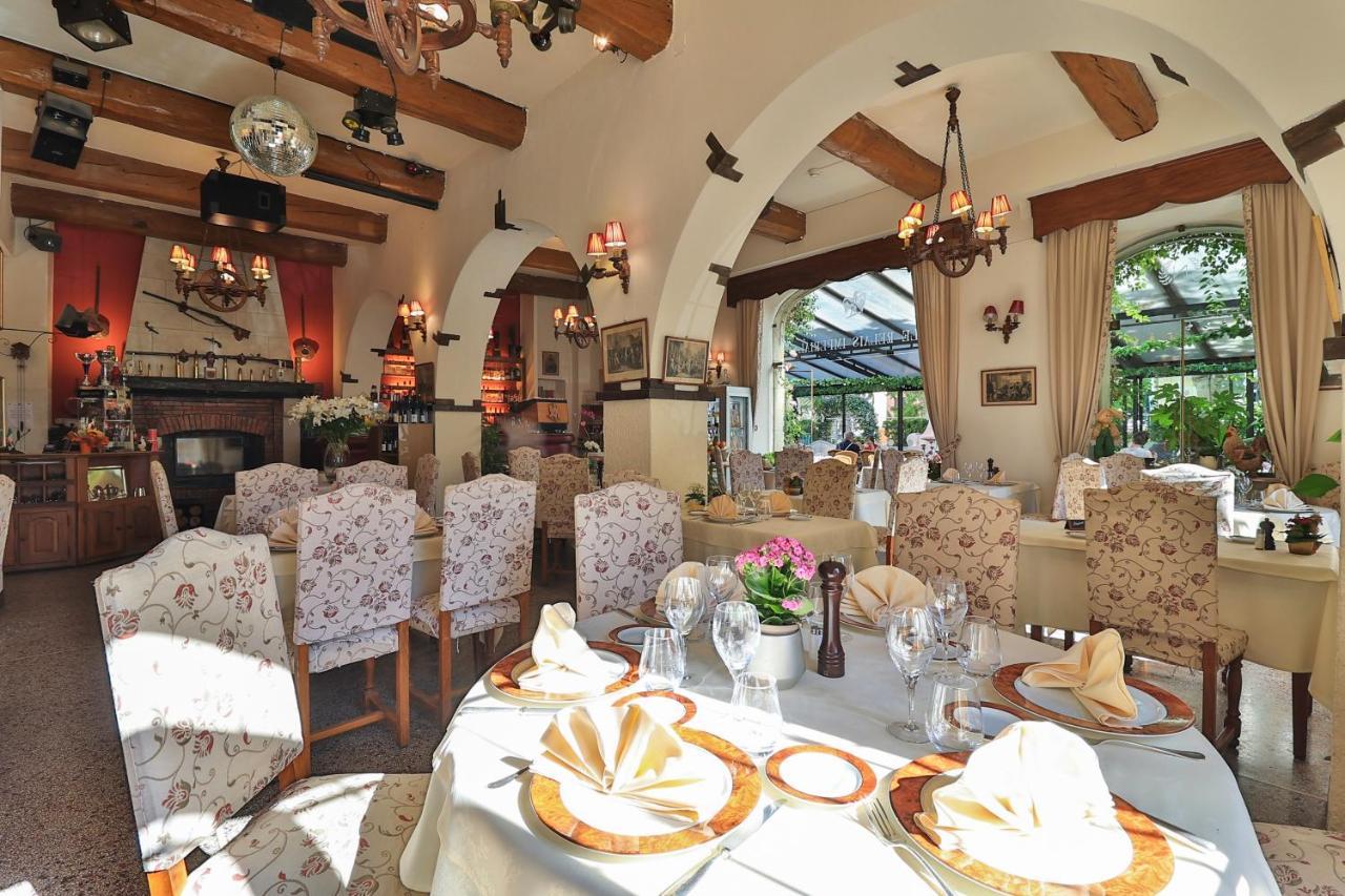 Отель Logis Le Relais Imperial Сен-Валье-де-Тье Экстерьер фото