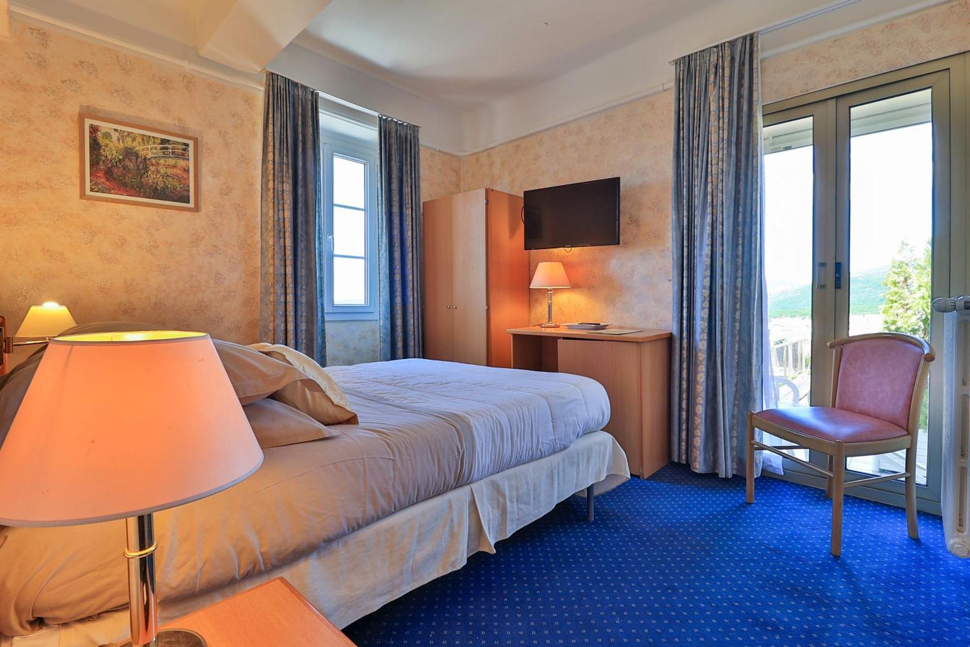 Отель Logis Le Relais Imperial Сен-Валье-де-Тье Экстерьер фото