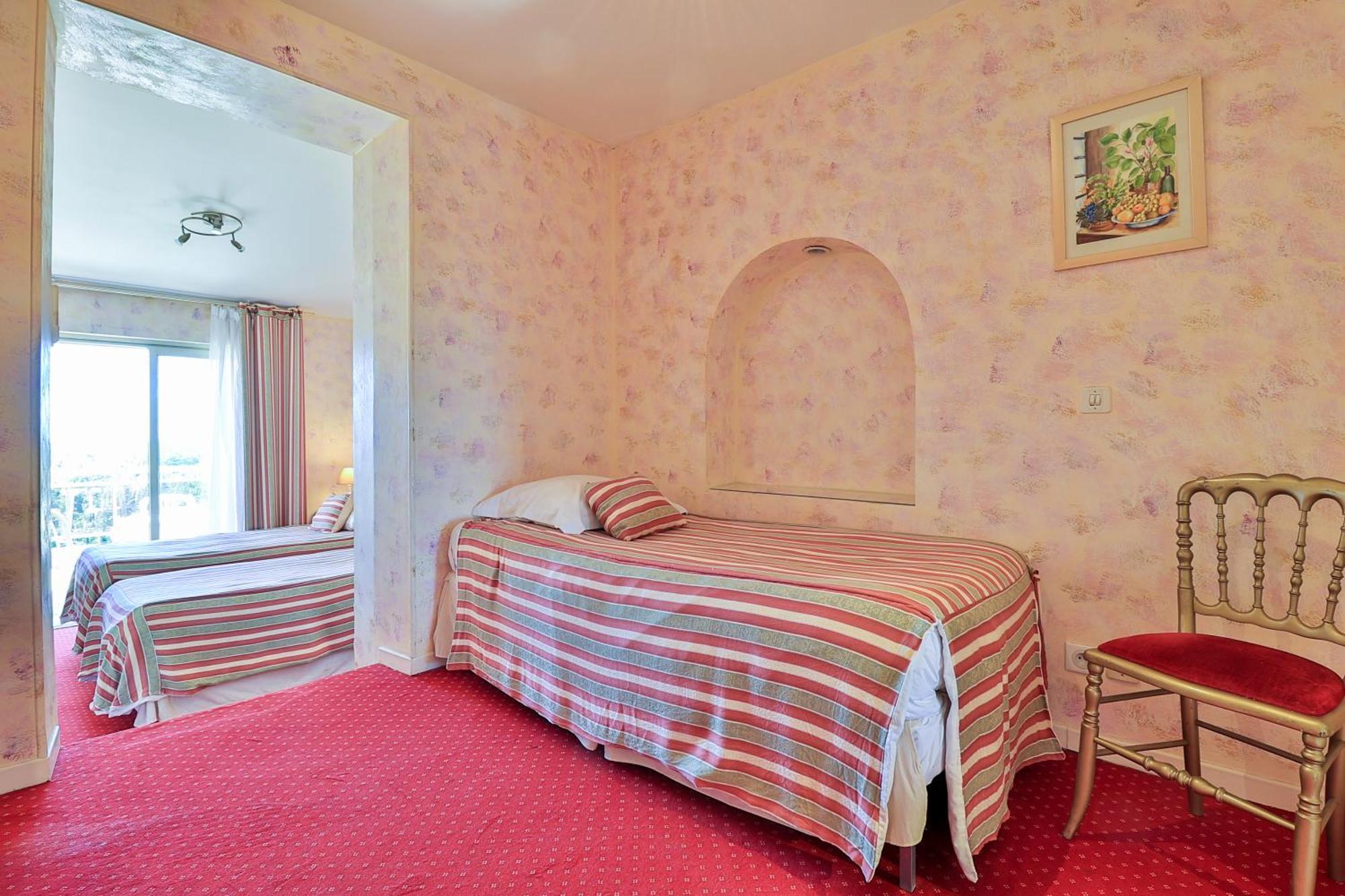 Отель Logis Le Relais Imperial Сен-Валье-де-Тье Экстерьер фото