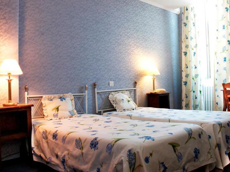 Отель Logis Le Relais Imperial Сен-Валье-де-Тье Экстерьер фото